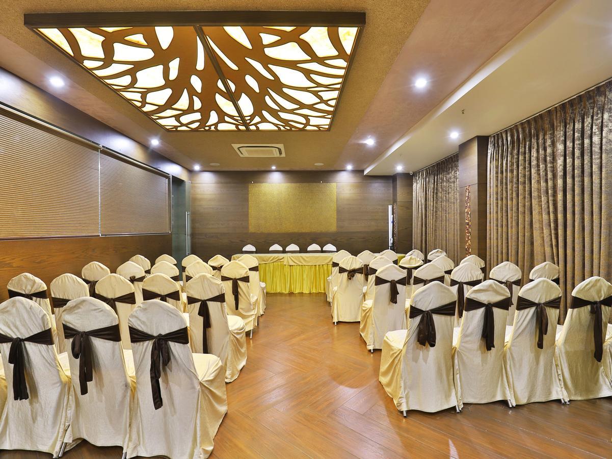 Oyo 13253 The Grand Vinayak Hotel Ahmedabad Ngoại thất bức ảnh
